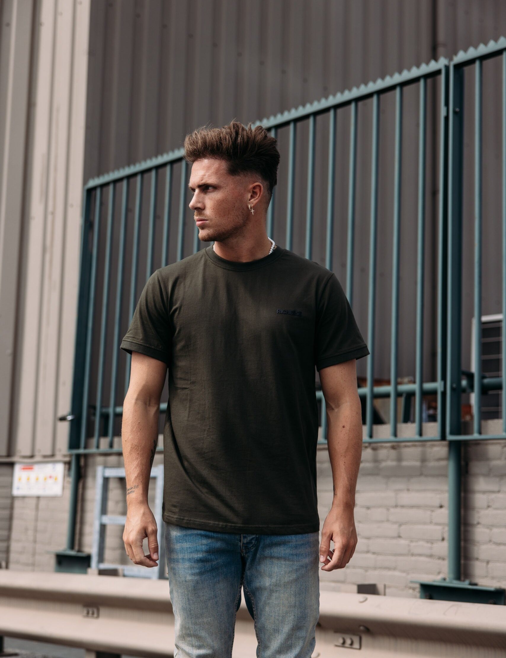 T-SHIRT MIT CREW-MUSTER IN OLIV