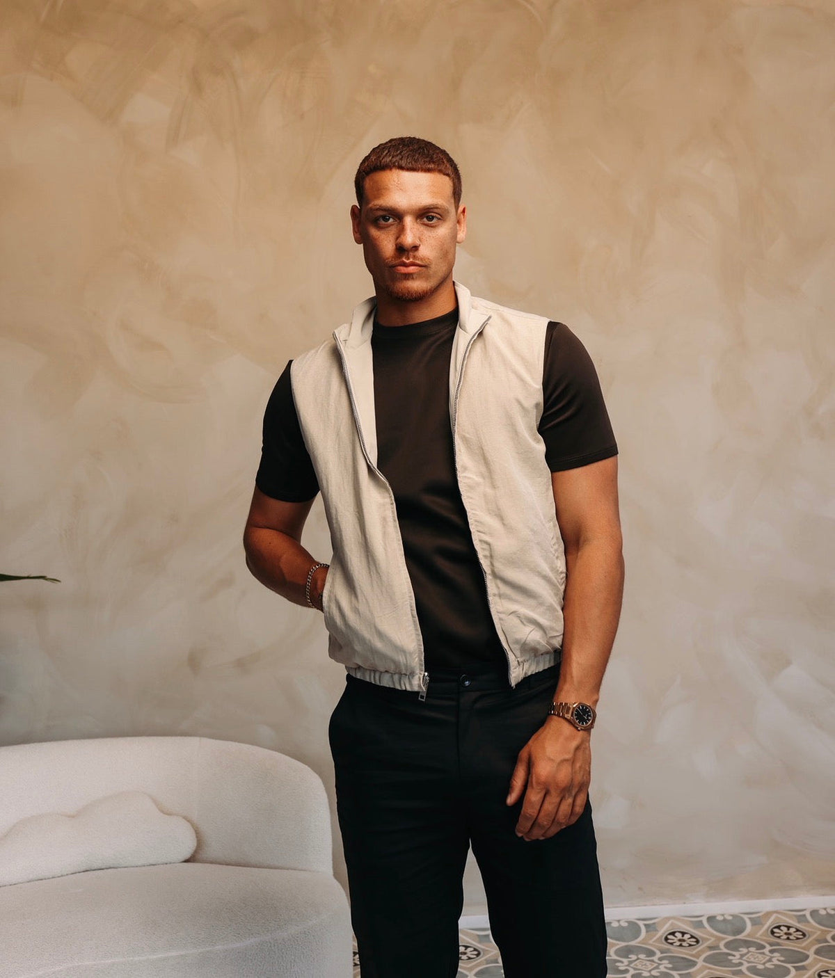 Model in het Gloss Essential Shirt in deep brown met een lichte bodywarmer eroverheen