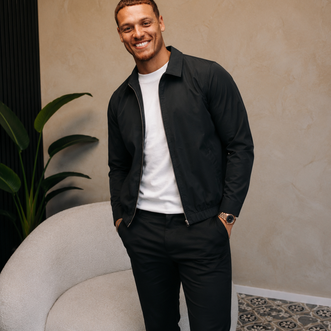 Lachend model in de zwarte Smart Jacket over een wit T-shirt