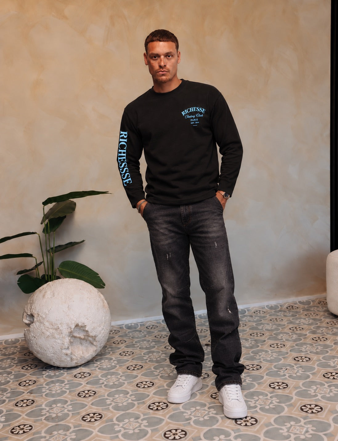 Clothing Club Longsleeve Black Light Blue met Bullet Black Baggy Jeans en witte sneakers