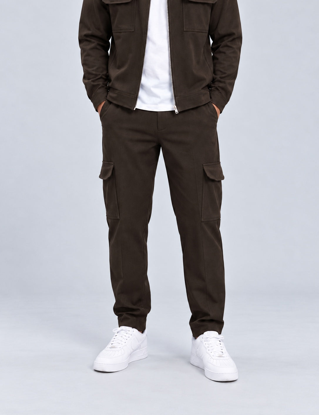 Essential Cargo Pants Dark Coffee - voorkant studio
