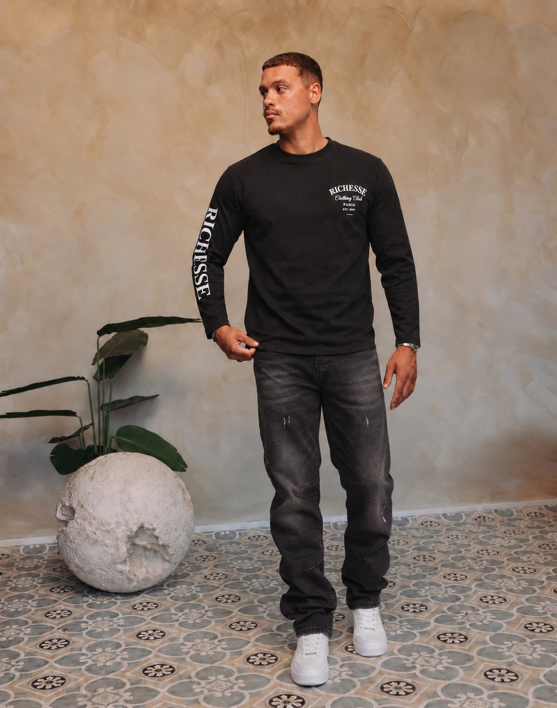 Clothing Club Longsleeve Black White met Bullet Black Baggy Jeans en witte sneakers