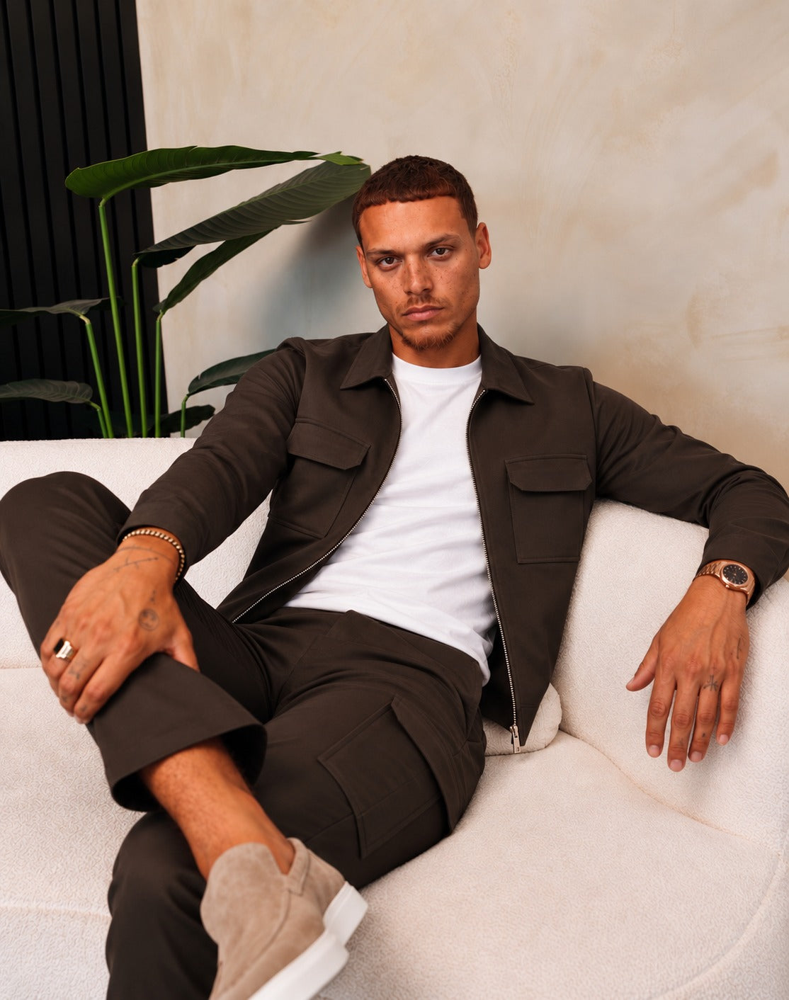 Essential Overshirt Dark Coffee - lifestyle zittend