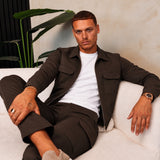 Essential Overshirt Dark Coffee - lifestyle zittend