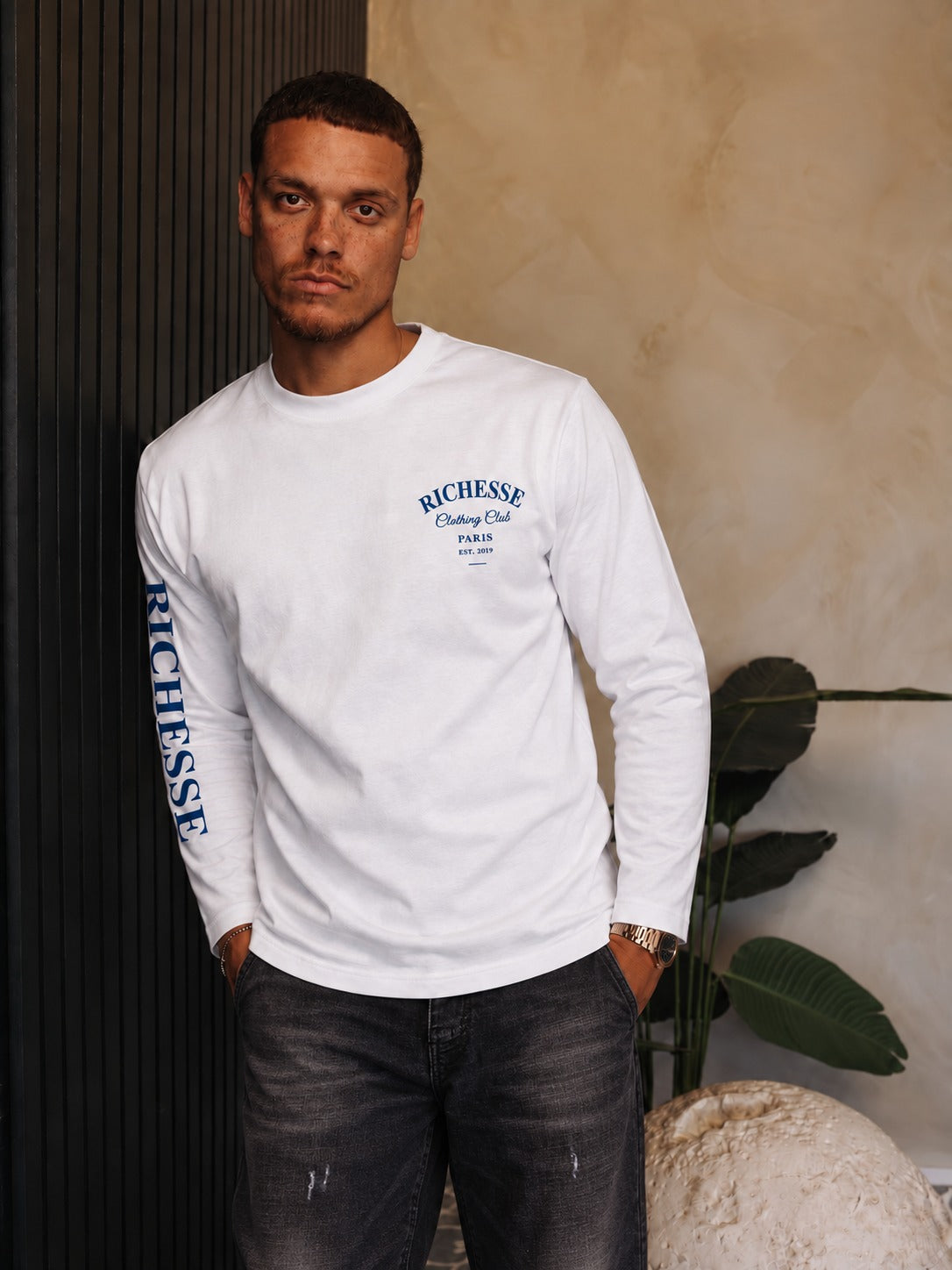 Clothing Club Longsleeve White Blue met Bullet Black Baggy Jeans en witte sneakers