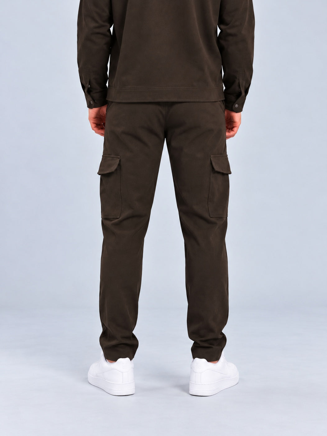 Essential Cargo Pants Dark Coffee - achterkant studio