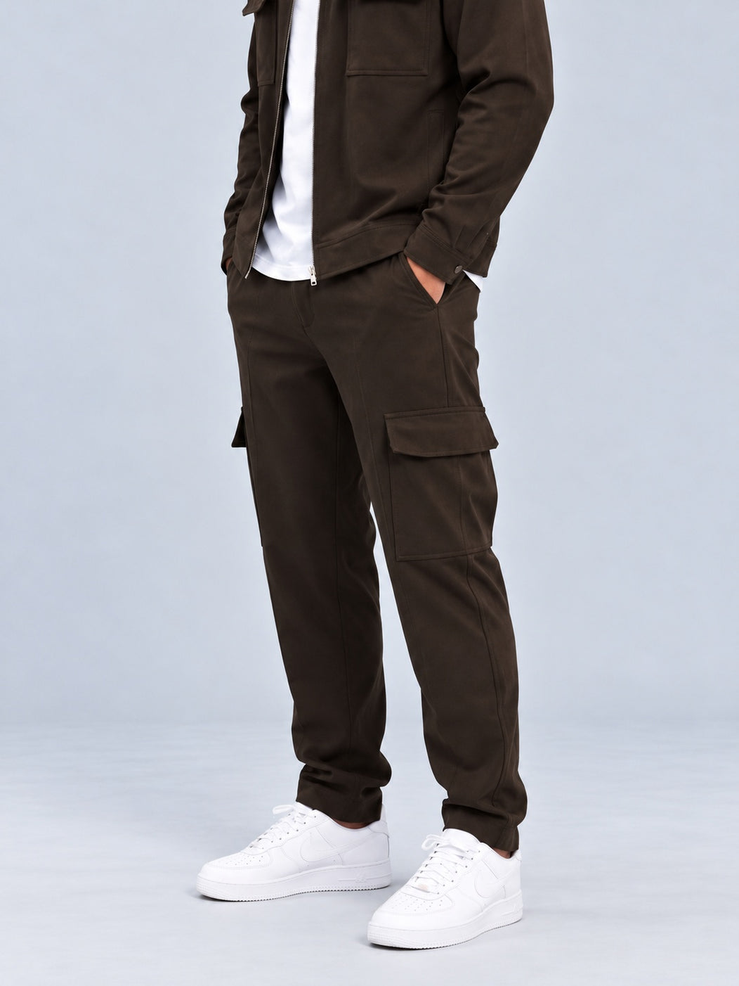 Essential Cargo Pants Dark Coffee - zijkant studio met cargozak