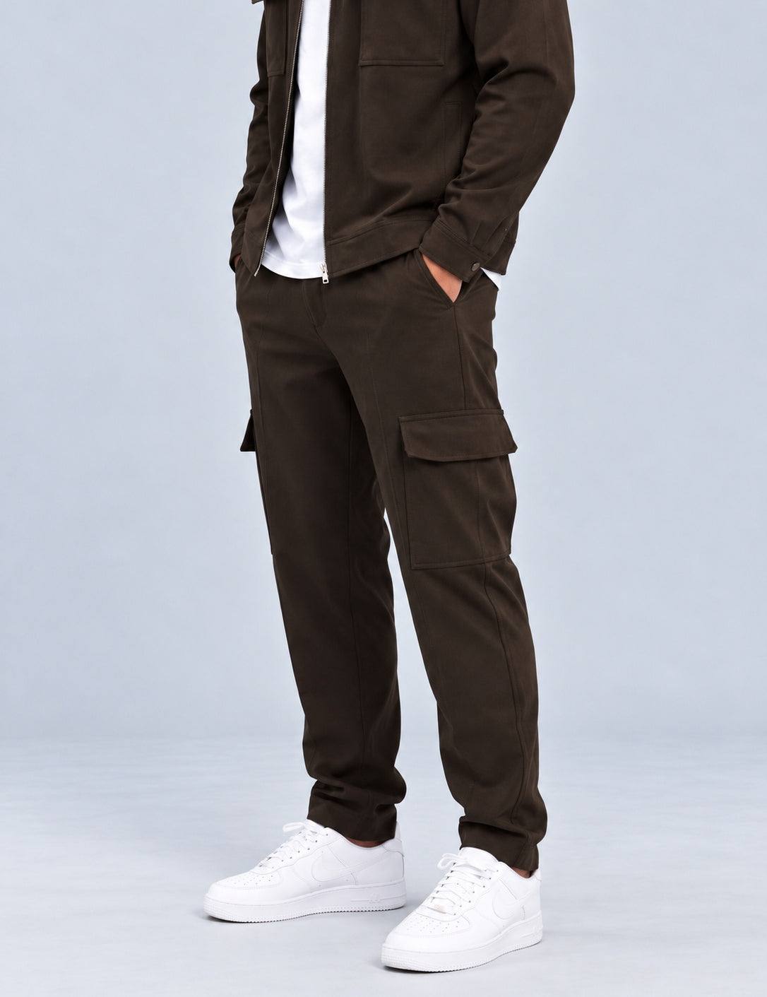 Essential Cargo Pants Dark Coffee - zijkant studio