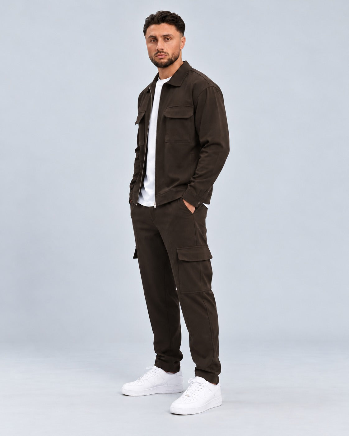 Essential Cargo Pants Dark Coffee - zijkant studio met cargozak