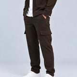 Essential Cargo Pants Dark Coffee - zijkant studio met cargozak