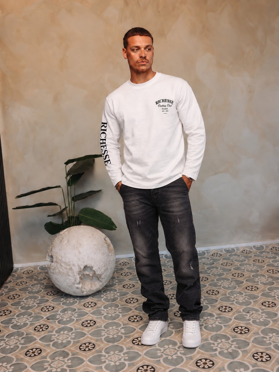 Clothing Club Longsleeve White Black met Bullet Black Baggy Jeans en witte sneakers