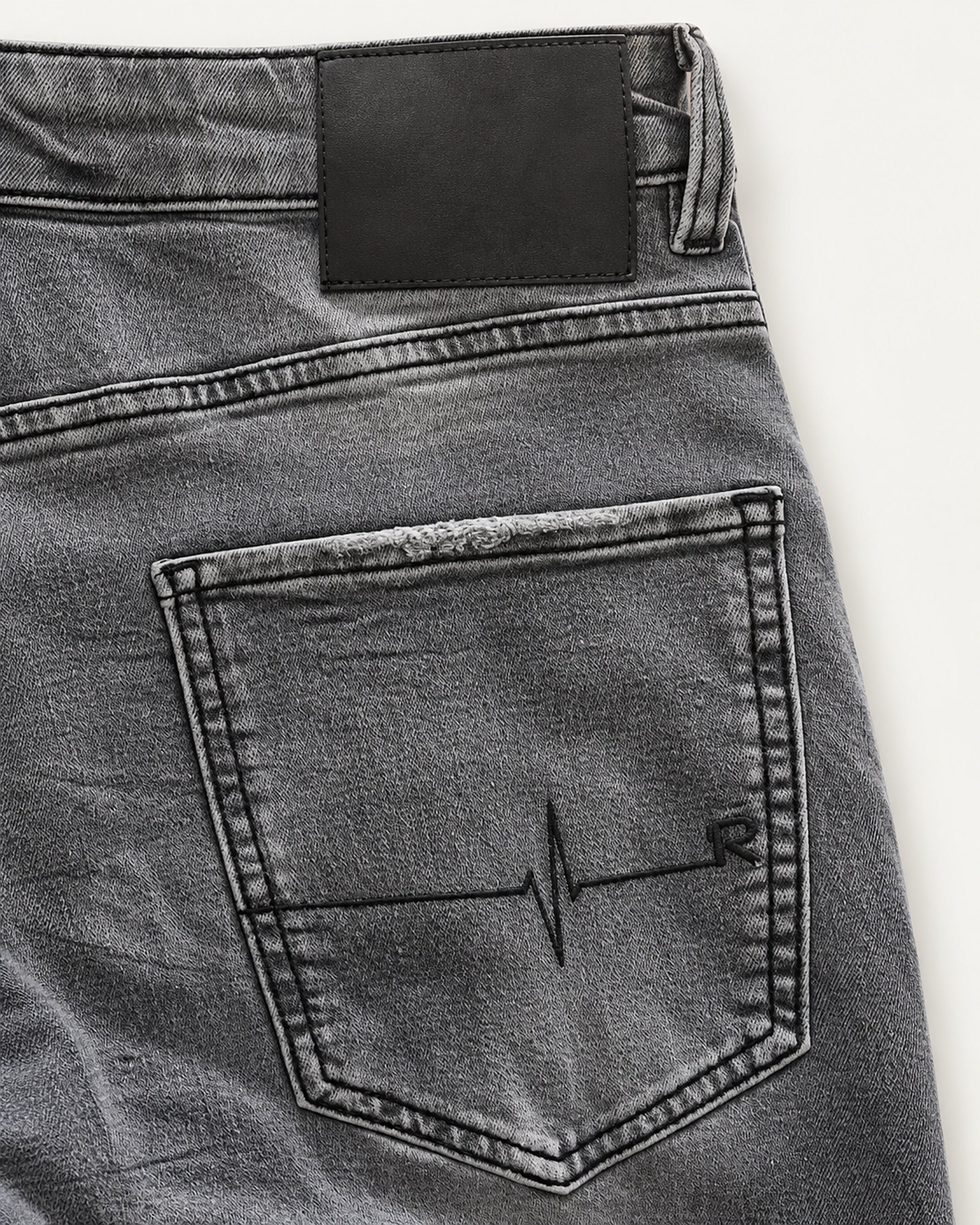 Bullet Washed Grey detail: achterzak met borduring en leren patch