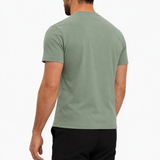 Classic Cotton T-shirt mint — studio back, zwarte pantalon