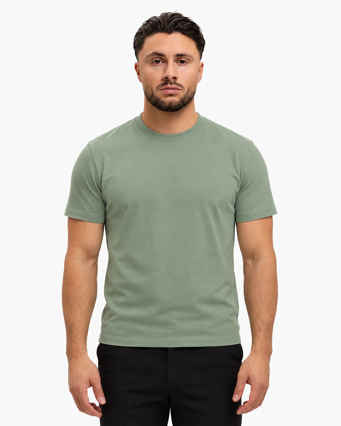 Classic Cotton T-shirt mint — studio front, zwarte pantalon