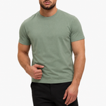 Classic Cotton T-shirt mint — studio pose, zwarte pantalon