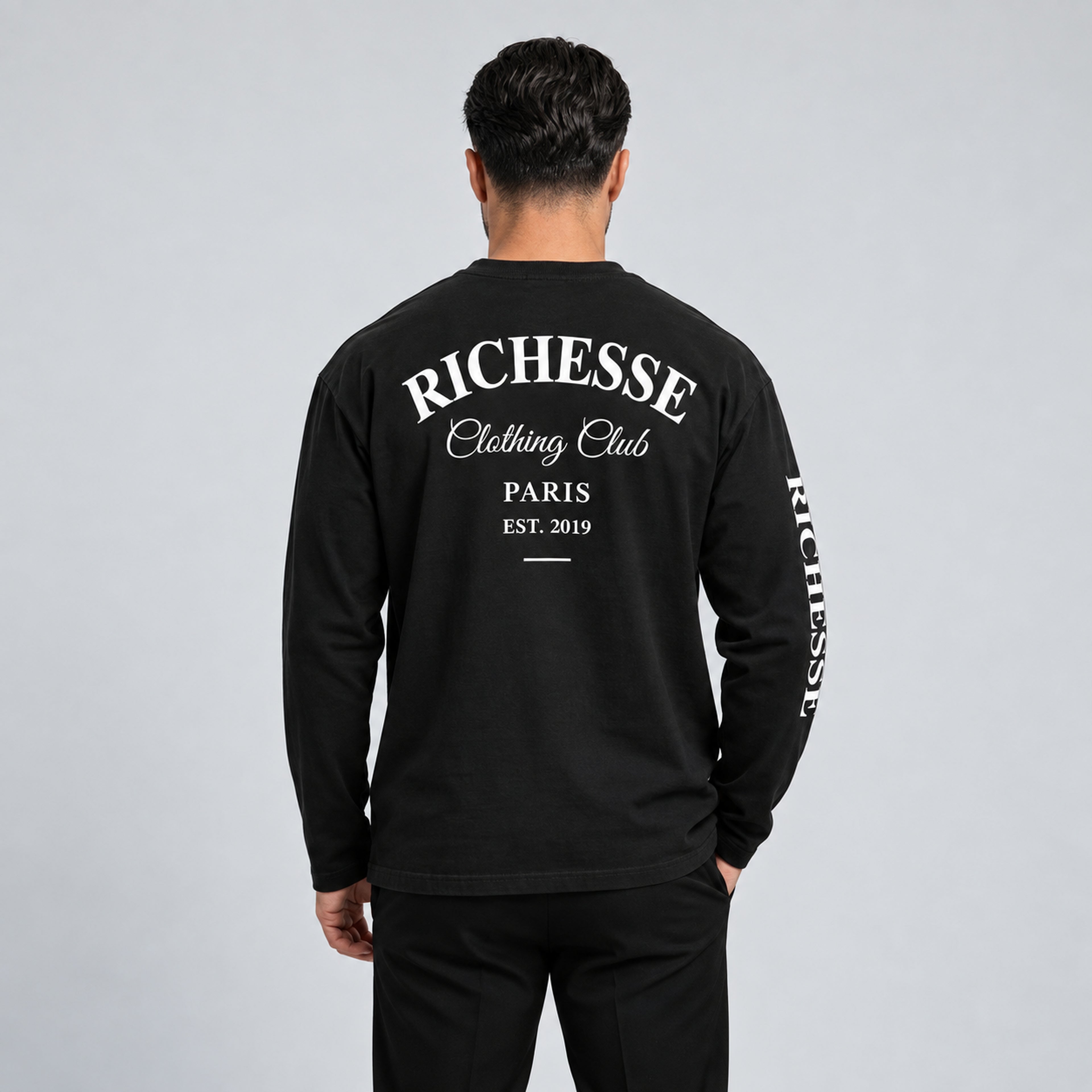 Zwart-witte Club Longsleeve gedragen door Calvin, achterkant