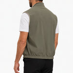 Core Bodywarmer Olive – achterkant, wit T-shirt en zwarte broek