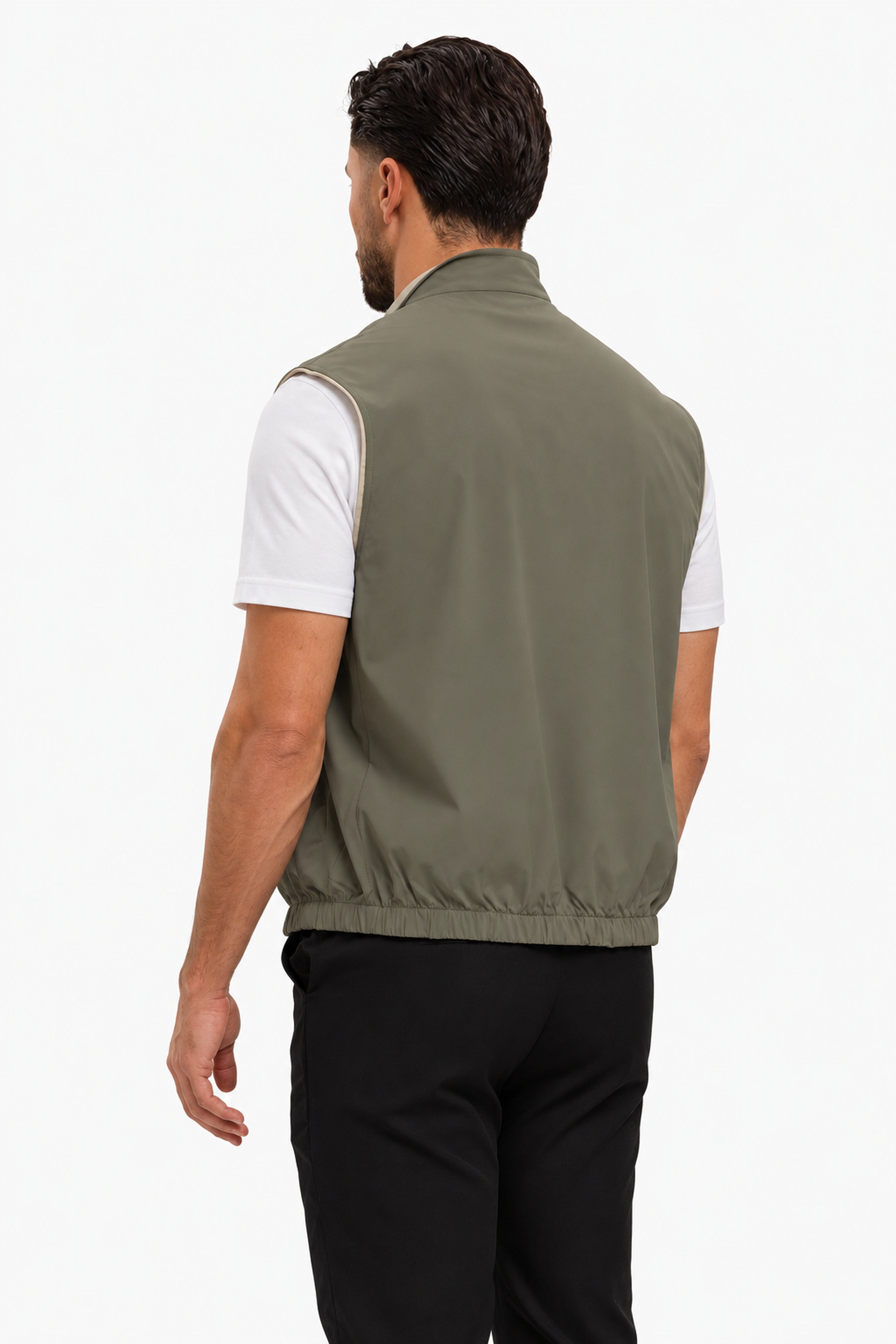 Core Bodywarmer Olive – achterkant, wit T-shirt en zwarte broek