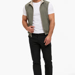 Core Bodywarmer Olive – full-body, wit T-shirt en zwarte broek