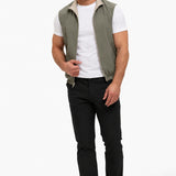 Core Bodywarmer Olive – full-body, wit T-shirt en zwarte broek