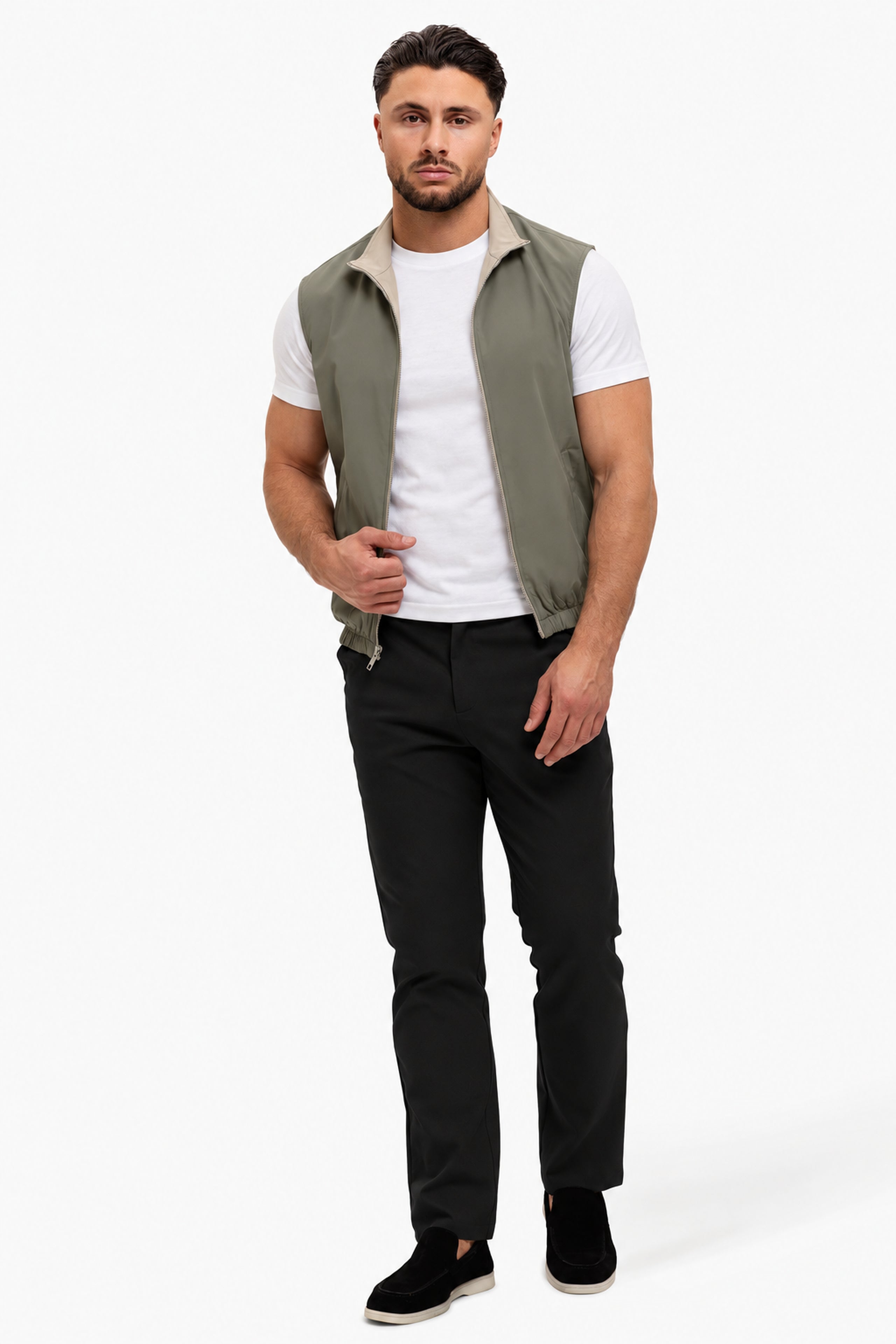 Core Bodywarmer Olive – full-body, wit T-shirt en zwarte broek