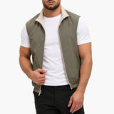 Core Bodywarmer Olive – pose, wit T-shirt en zwarte broek