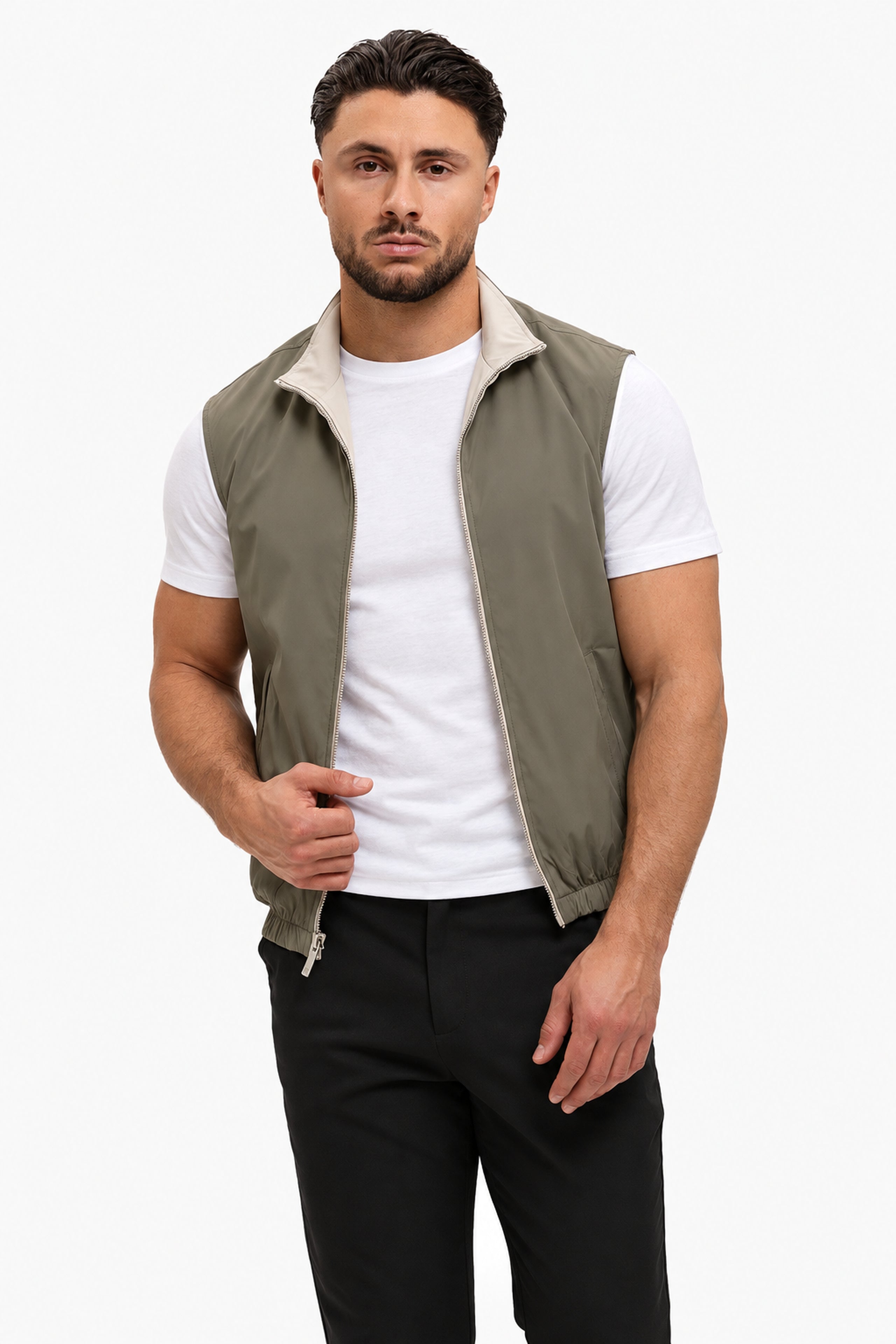 Core Bodywarmer Olive – pose, wit T-shirt en zwarte broek