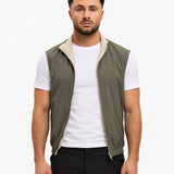 Core Bodywarmer Olive – voorkant, wit T-shirt en zwarte broek