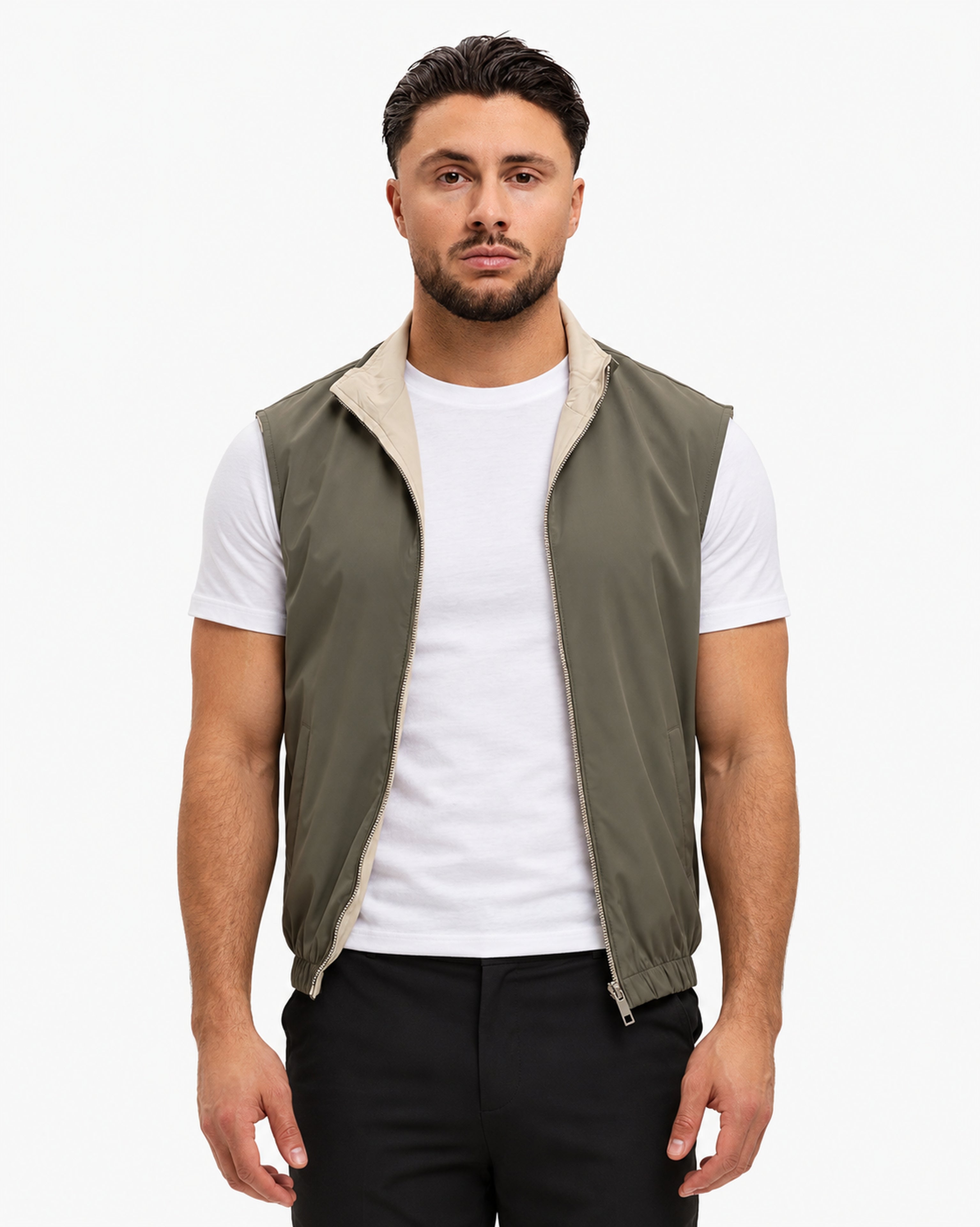 Core Bodywarmer Olive – voorkant, wit T-shirt en zwarte broek