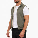 Core Bodywarmer Olive – zijkant, wit T-shirt en zwarte broek