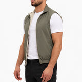 Core Bodywarmer Olive – zijkant, wit T-shirt en zwarte broek