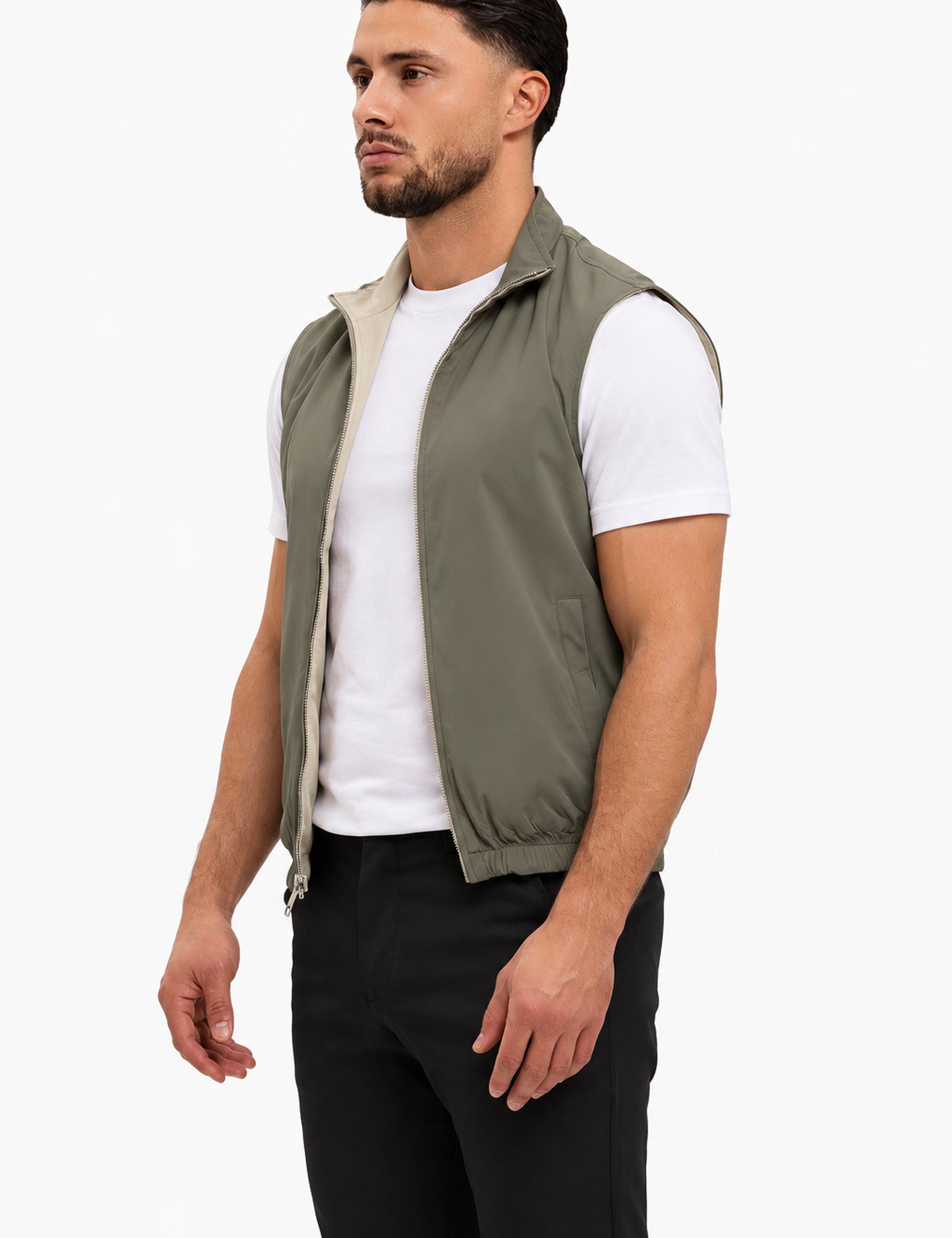 Core Bodywarmer Olive – zijkant, wit T-shirt en zwarte broek