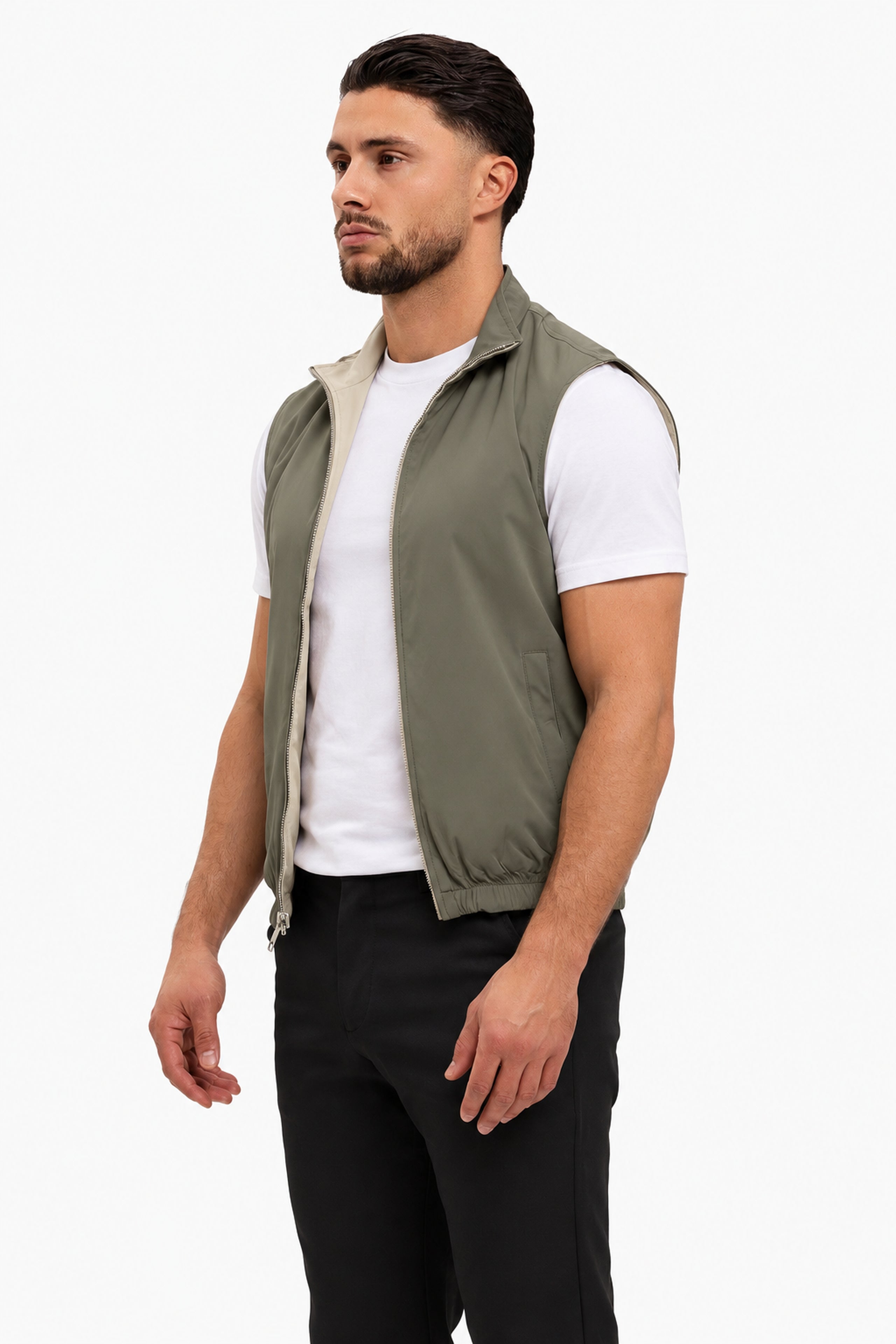 Core Bodywarmer Olive – zijkant, wit T-shirt en zwarte broek