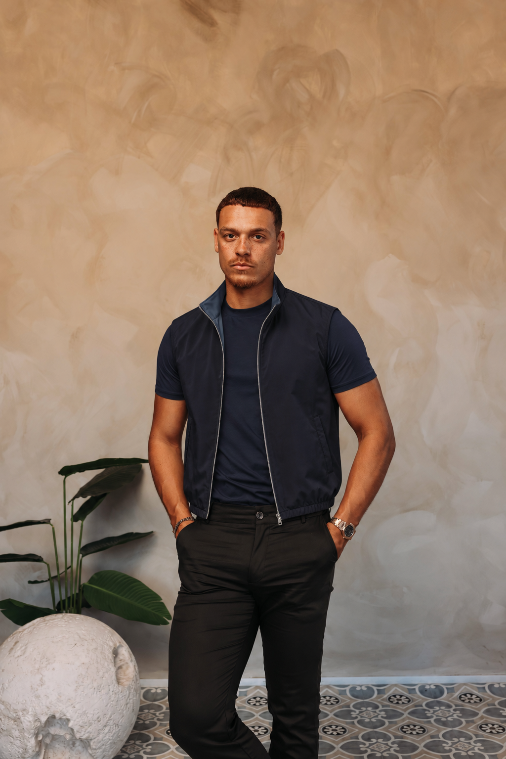 Core Bodywarmer navy met bijpassend Gloss-shirt en zwarte Valencia-broek – lifestyle 1