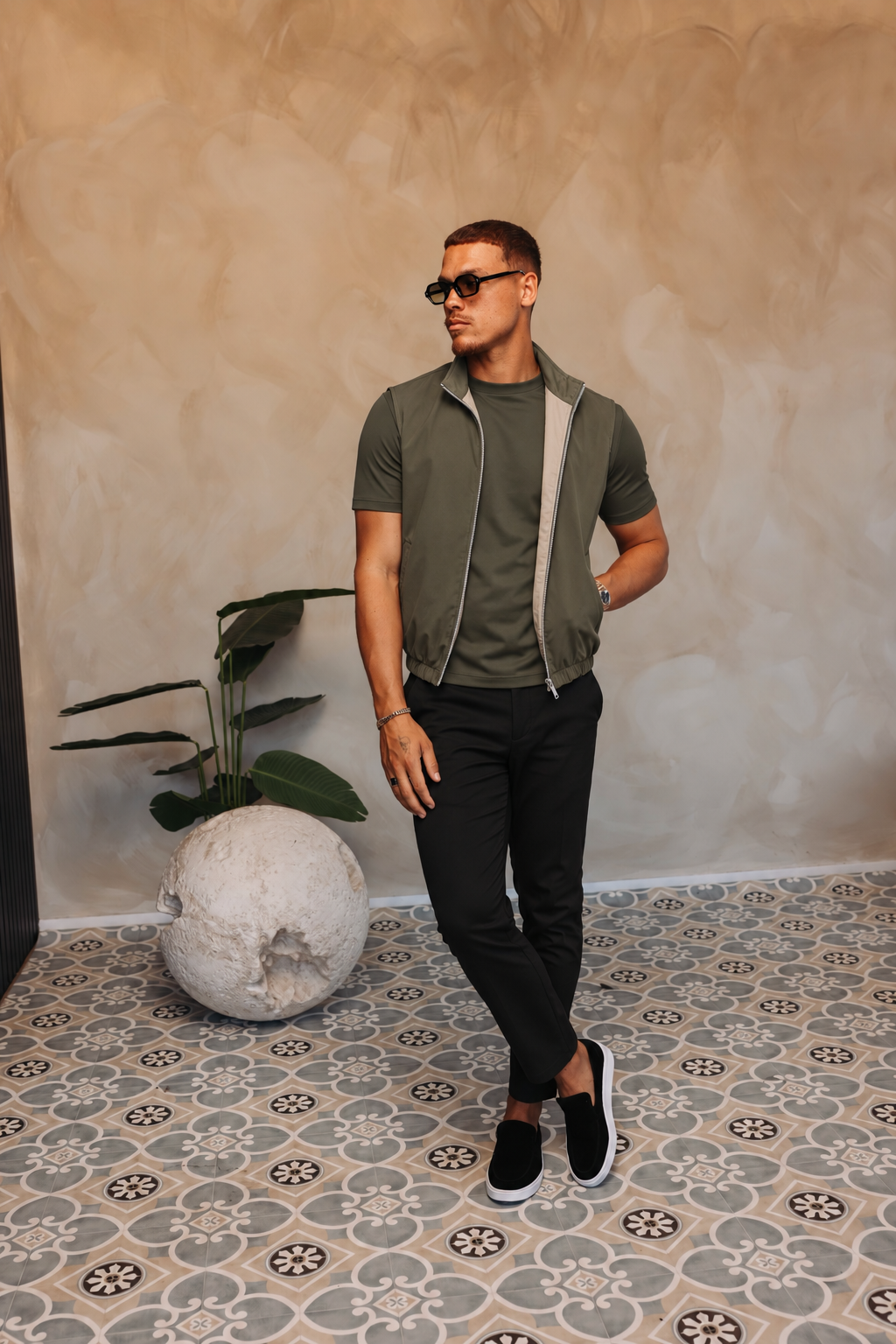 Core Bodywarmer olive met bijpassend Gloss-shirt en zwarte Valencia-broek – lifestyle 1