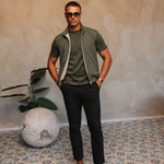 Core Bodywarmer olive met bijpassend Gloss-shirt en zwarte Valencia-broek – lifestyle 2