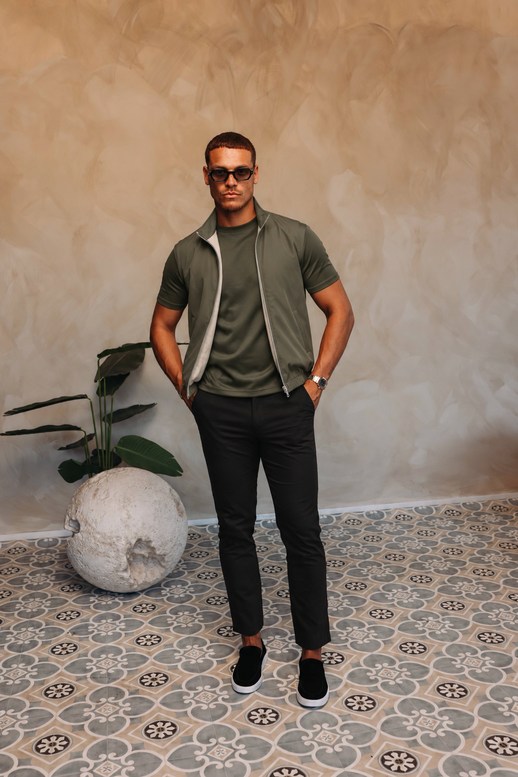 Core Bodywarmer olive met bijpassend Gloss-shirt en zwarte Valencia-broek – lifestyle 2