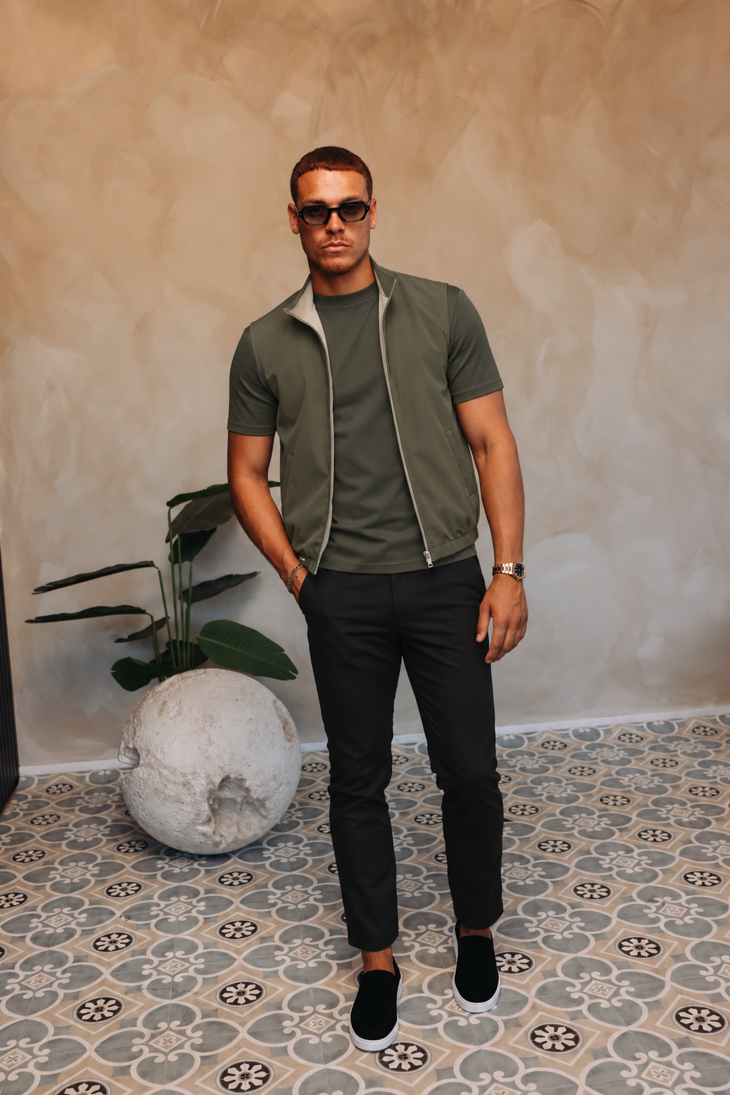 Core Bodywarmer olive met bijpassend Gloss-shirt en zwarte Valencia-broek – lifestyle 3