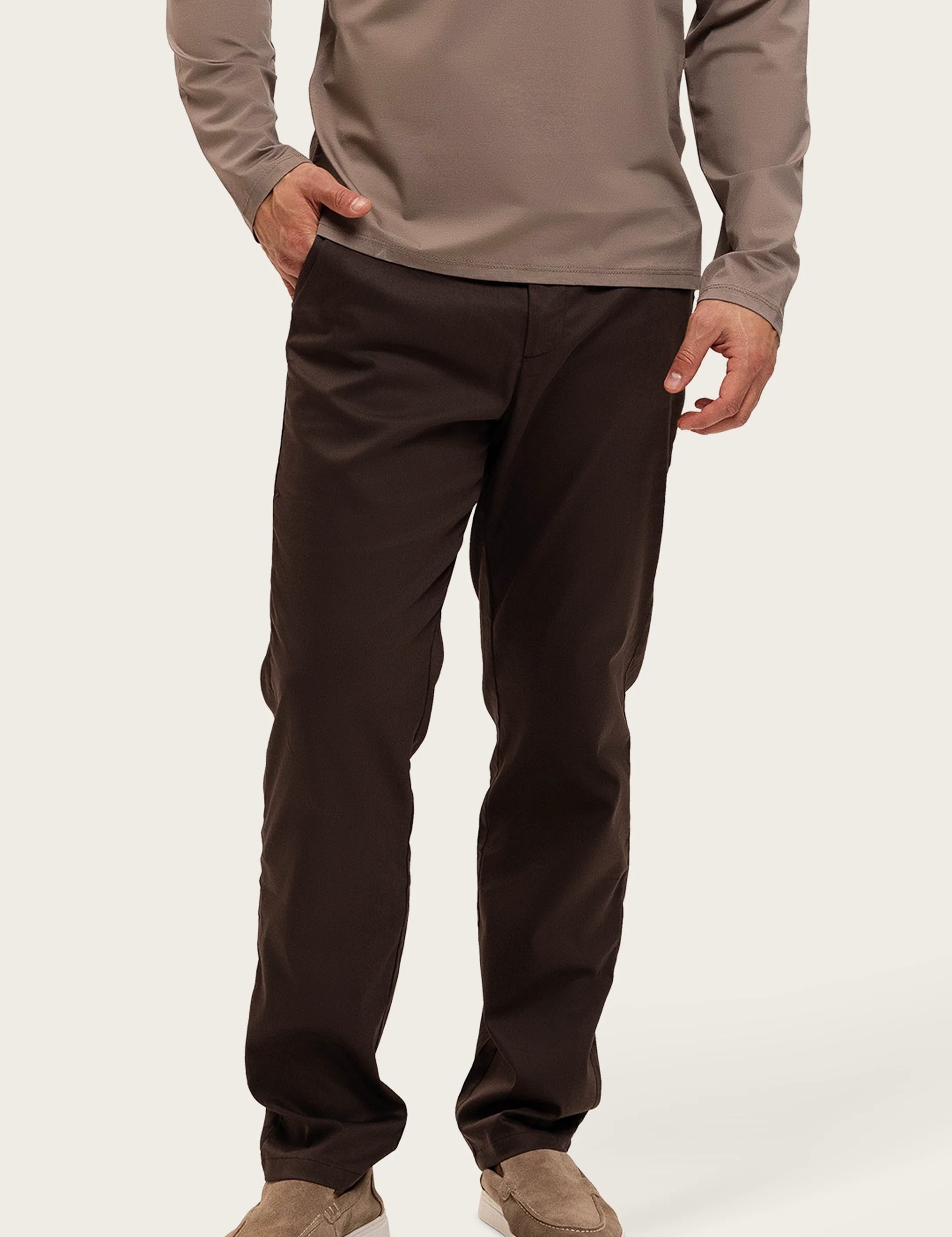 Core Straight Pants Brown - achtergrond #efece6