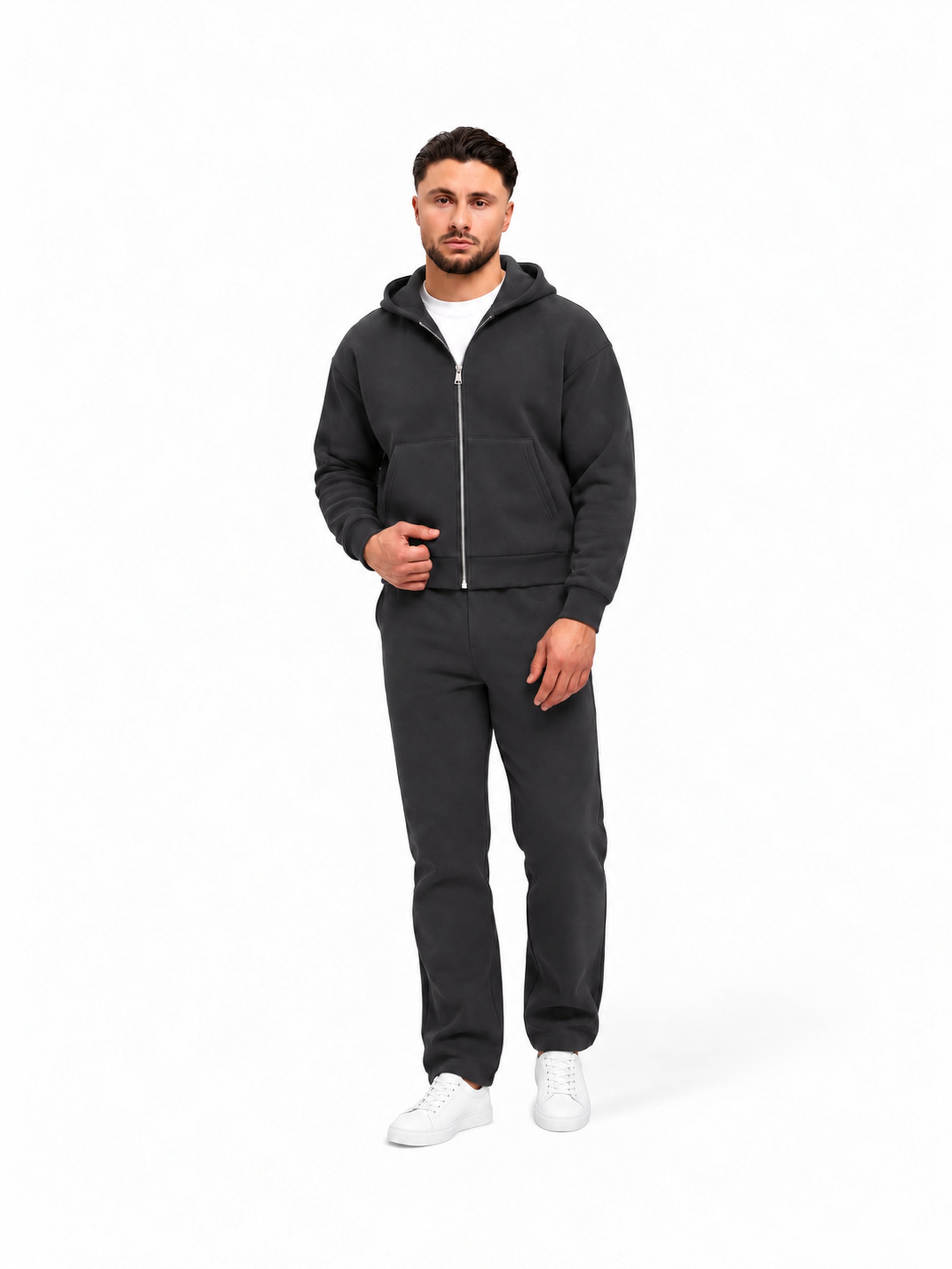essential antraciet - studio full-body met witte sneakers
