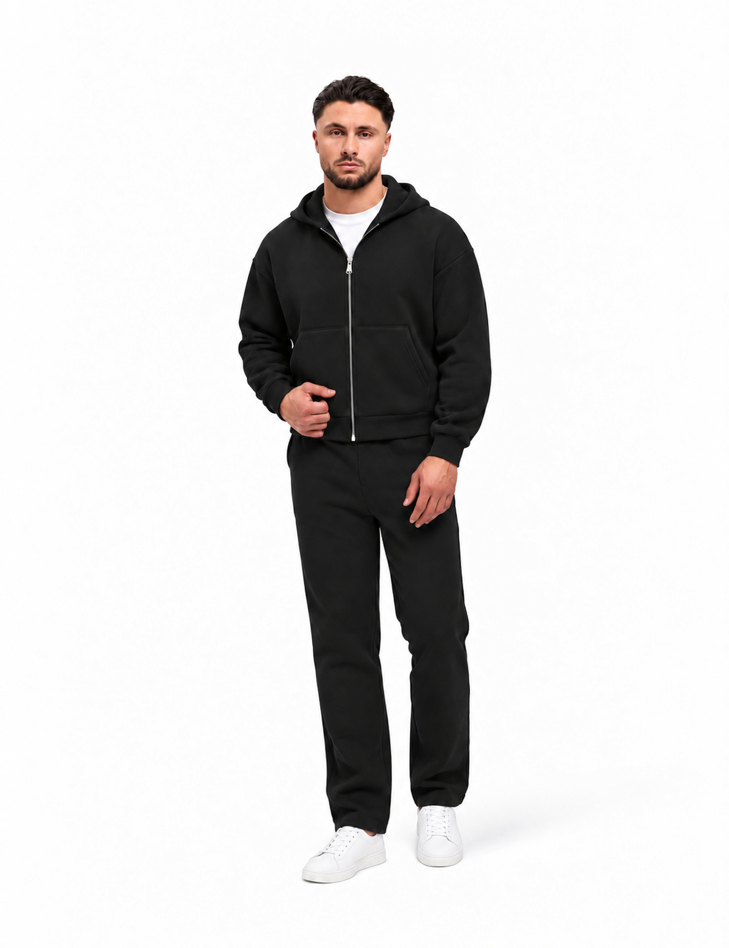 essential black - studio full-body met witte sneakers