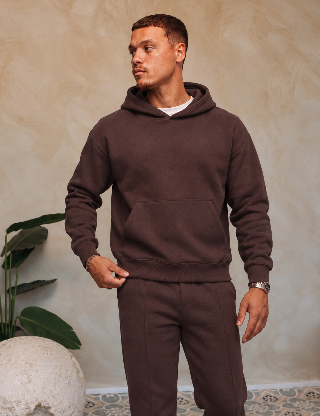 Essential Hoodie Brown, gedragen