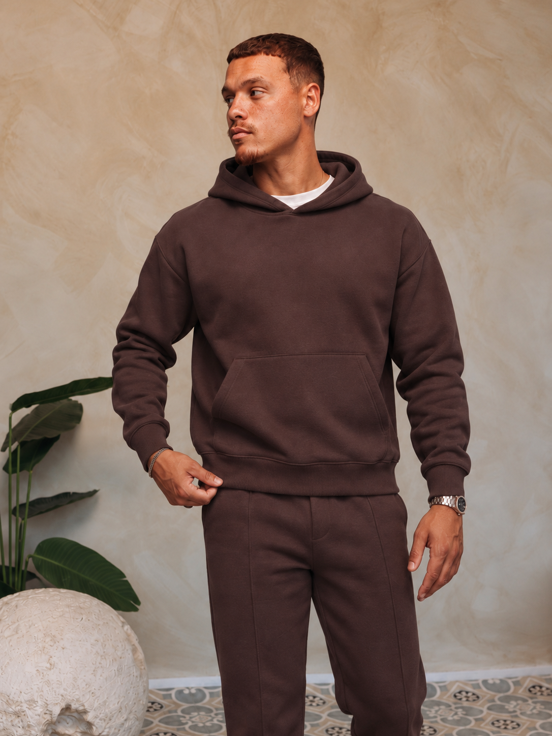 Essential Hoodie Brown, gedragen