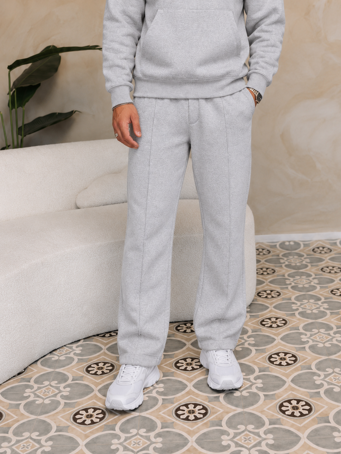 Essential Jogger Light Grey, gedragen
