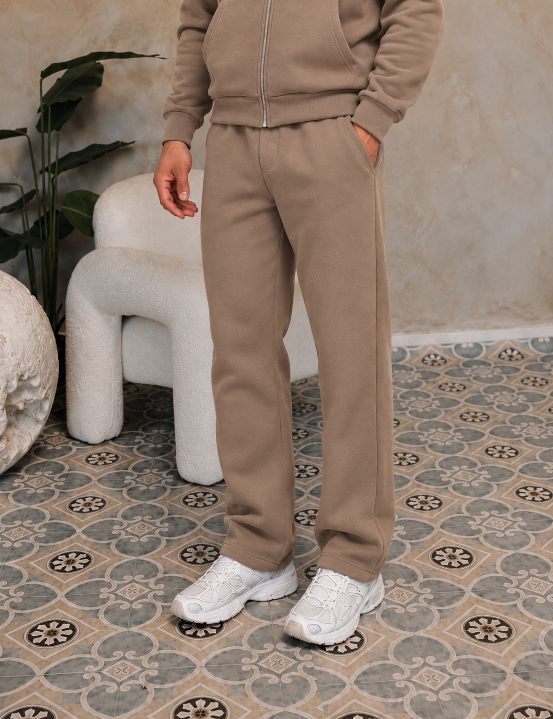 Essential Jogger Taupe, gedragen