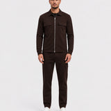 ESSENTIAL SUIT | DARK BROWN - volledige outfit met witte sneakers
