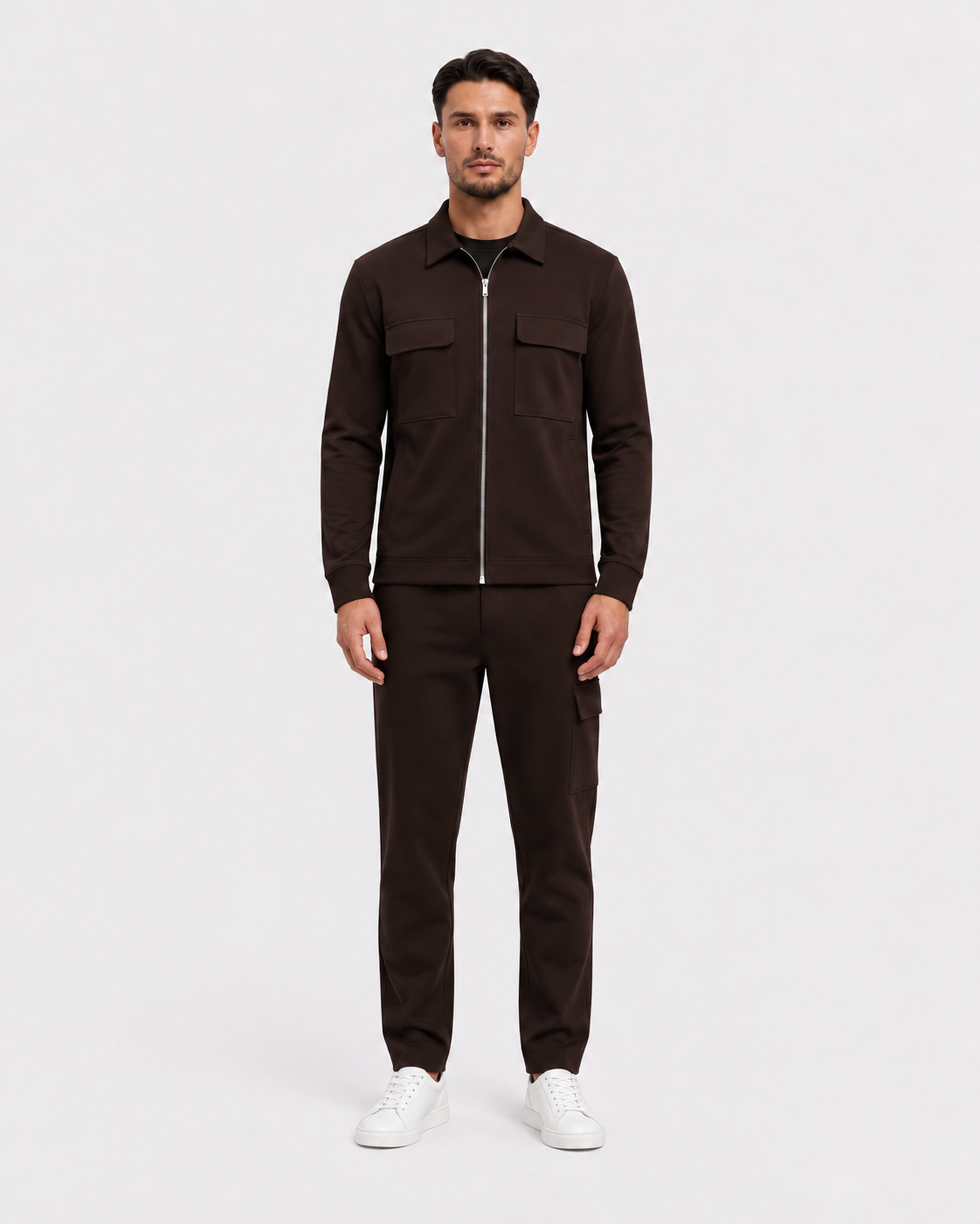 ESSENTIAL SUIT | DARK BROWN - volledige outfit met witte sneakers