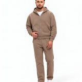essential taupe - studio full-body met witte sneakers