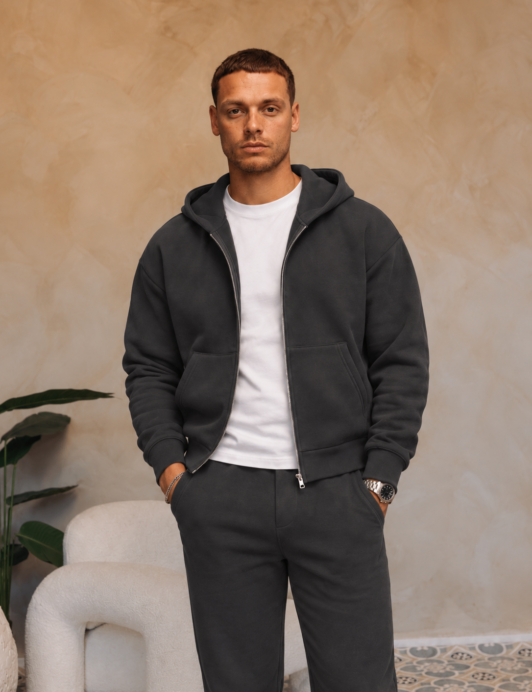 Essential Vest Antraciet, gedragen