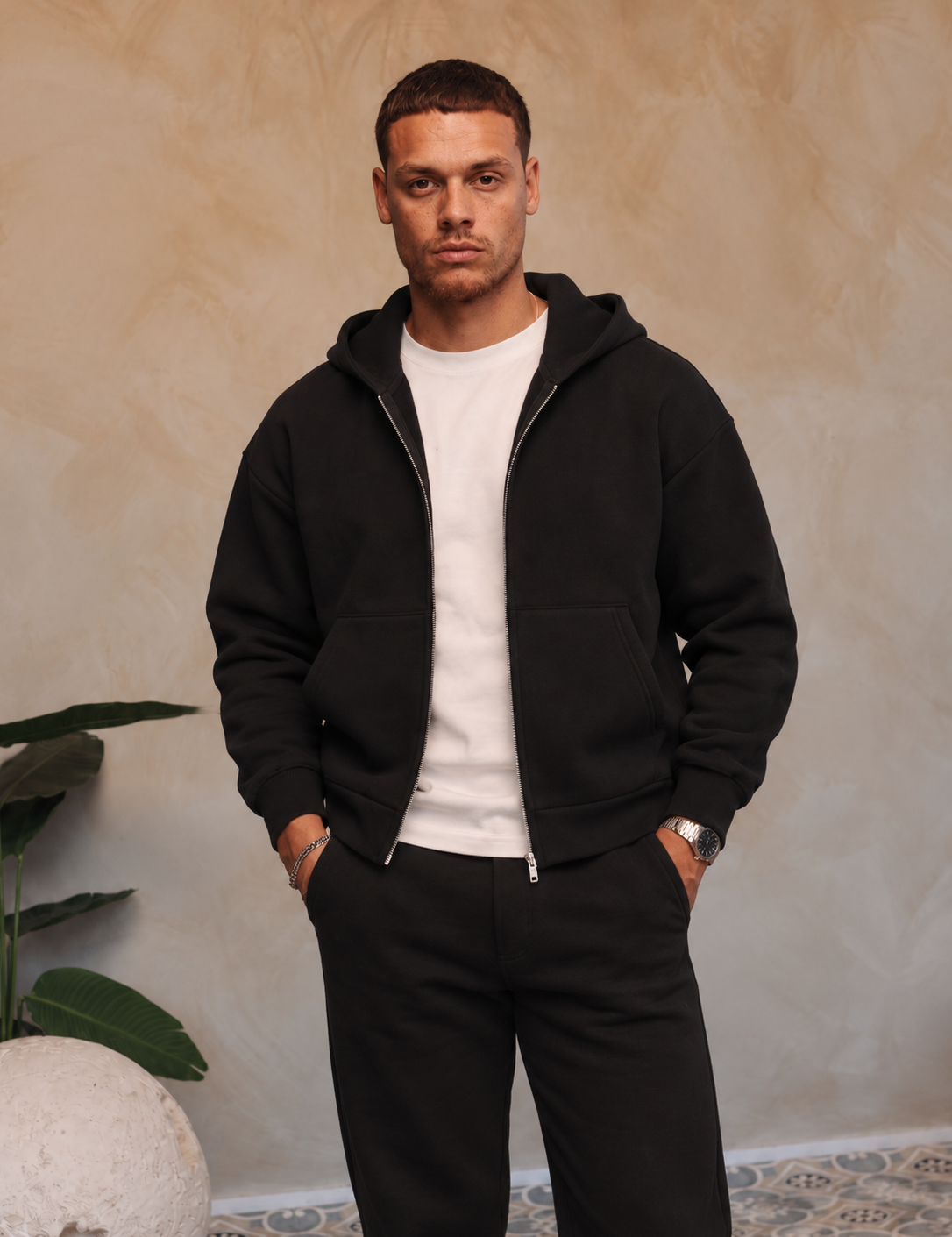 Essential Vest Black, gedragen